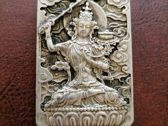Käsitsi valmistatud amulett Mandžušri kuju kujul
