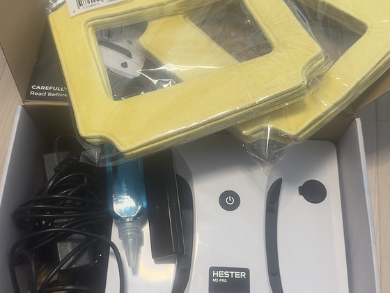 HESTER M2-PRO aknapesurobot veepihustiga