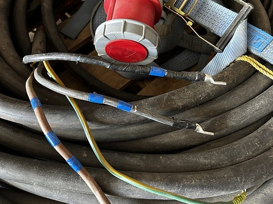 Heavy-Duty 140m Industrial Power Cable (3 x 50 mm^2 + 1)