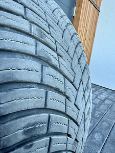 Шипованные шины Pirelli 255/50/19 (3 фото из 6)