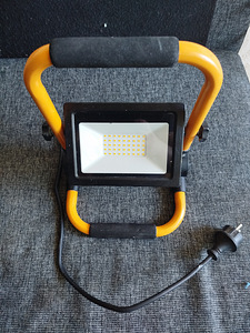LED prožektor (1 foto / 2)