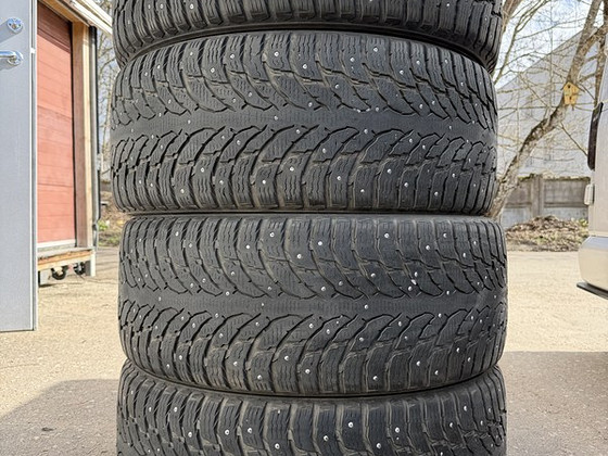 285/45/22 Nokian шипованные шины 6-6,5мм