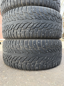 285/45/22 Nokian шипованные шины 6-6,5мм (2 фото из 6)