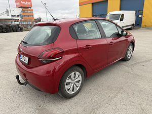 Peugeot 208 MY2016 Рестайлинг (8 фото из 9)