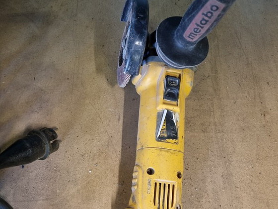 Угловая шлифовальная машина Dewalt D28139-qs