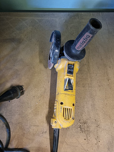 Угловая шлифовальная машина Dewalt D28139-qs (1 фото из 4)