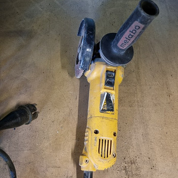 Угловая шлифовальная машина Dewalt D28139-qs