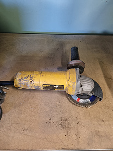 Угловая шлифовальная машина Dewalt D28139-qs (2 фото из 4)