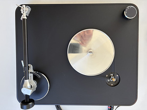 Свежеподдержанный Clearaudio Concept MM с новой звукоснимательной головкой (2 фото из 8)