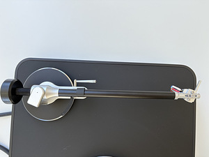 Свежеподдержанный Clearaudio Concept MM с новой звукоснимательной головкой (4 фото из 8)