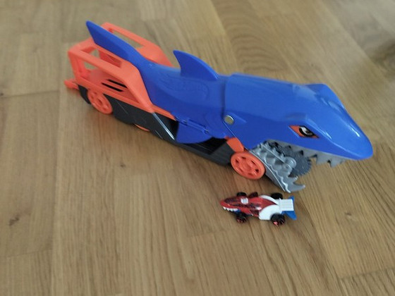 Hot Wheels City Shark Chomp Transformer GVG36