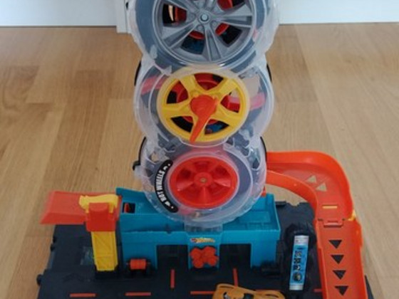 Hot Wheels Автотрек City Twist Tire Shop HDP02
