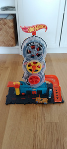 Hot Wheels Автотрек City Twist Tire Shop HDP02 (1 фото из 1)