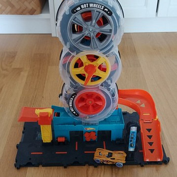 Hot Wheels Автотрек City Twist Tire Shop HDP02
