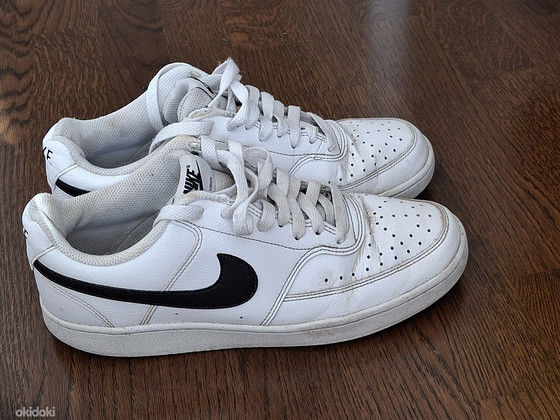 Кроссовки Nike р.41, подкладка внутри полностью целая.