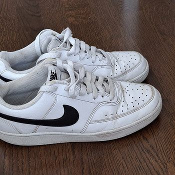 Кроссовки Nike р.41, подкладка внутри полностью целая.