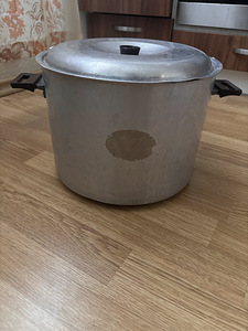 Большая кастрюля (2 фото из 3)