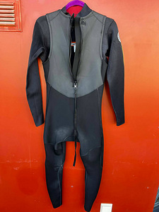Размер M Rip Curl Bib-Pant и Long Sleeve гидрокостюм (1 фото из 3)