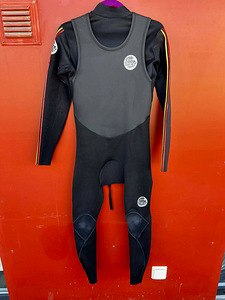 Размер M Rip Curl Bib-Pant и Long Sleeve гидрокостюм (2 фото из 3)