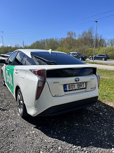 Toyota Prius (2 фото из 13)