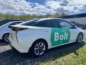 Toyota Prius (3 фото из 13)