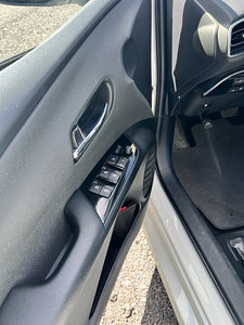 Toyota Prius (4 фото из 13)