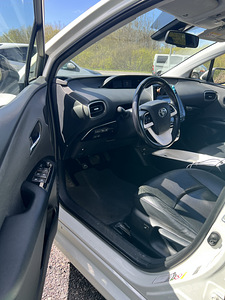 Toyota Prius (5 фото из 13)