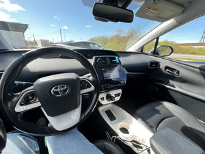 Toyota Prius (6 фото из 13)