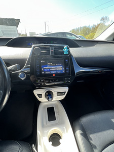Toyota Prius (7 фото из 13)