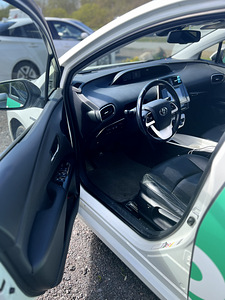 Toyota Prius (8 фото из 13)