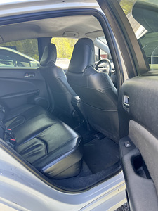 Toyota Prius (11 фото из 13)