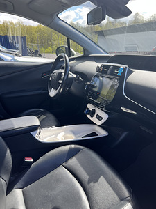 Toyota Prius (9 фото из 13)