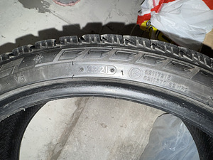 235/35/19 Triangle IcelynX TI501 Naastrehvid (4 foto / 4)