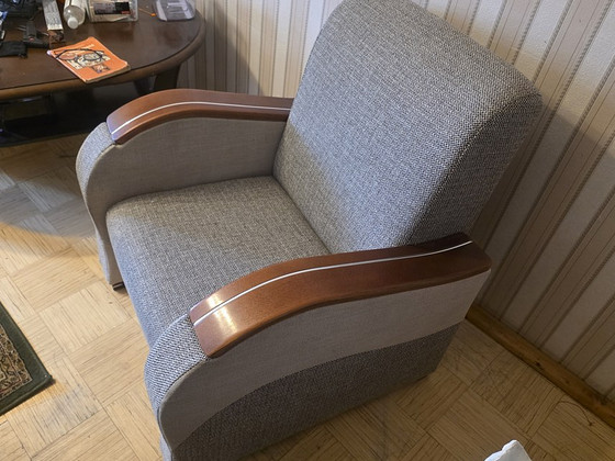Kaks tugitooli.