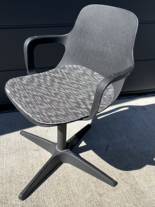 Поворотный стул Ikea Odger (1 фото из 4)