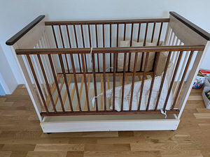 Детская кровать 60х120 с выдвижным ящиком+ матрас (1 фото из 3)