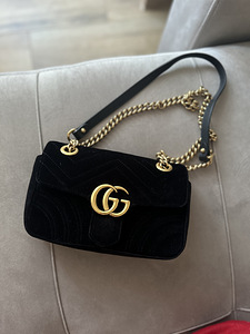 Оригинальная бархатная сумка через плечо GUCCI Marmont Flap (2 фото из 6)