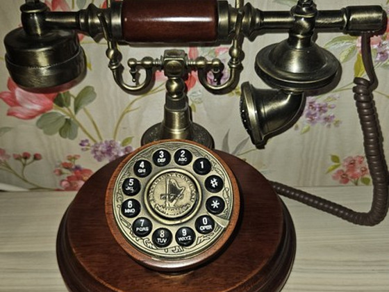 Müüa stiilne retrohõnguline lauatelefon (vintage disain).