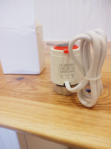 Elektriline termostaatventiil põrandakütte jaoks (3 foto / 3)