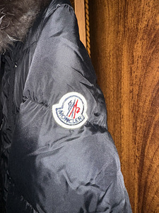 Womens moncler jacket. (2 foto / 5)