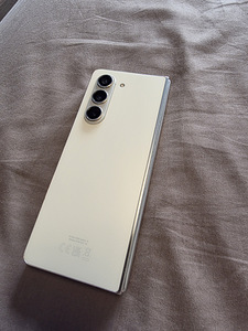 Galaxy Z Fold 5 (3 фото из 5)