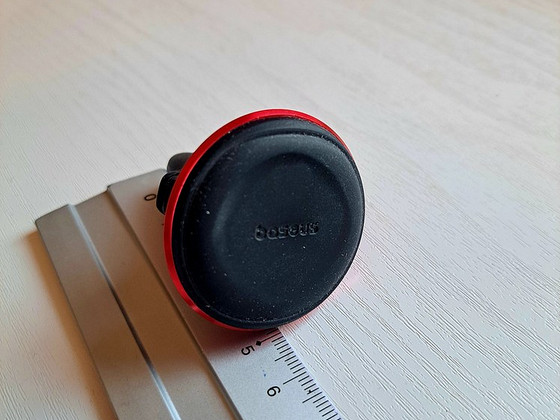 Mobiiltelefoni magnetiline hoidja auto ventilatsiooniavas