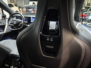 BMW IX XDRIVE 40 SPORT 2022 (13 foto / 15)