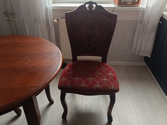 Müüa laud ja neli tooli heas seisukorras.