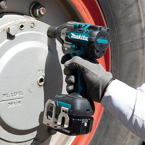 Ударный гайковёрт Makita DTW700Z (1 фото из 3)