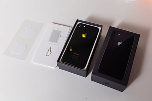 Apple iPhone 8 64 ГБ / Серый космос (3 фото из 8)
