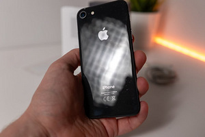 Apple iPhone 8 64 ГБ / Серый космос (8 фото из 8)