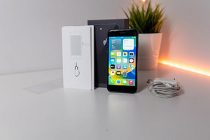 Apple iPhone 8 64 ГБ / Серый космос (1 фото из 8)