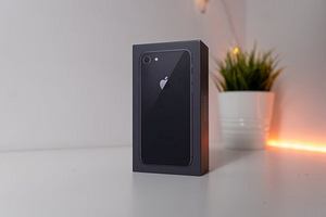 Apple iPhone 8 64 ГБ / Серый космос (2 фото из 8)