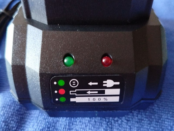 Зарядное устройство Makita